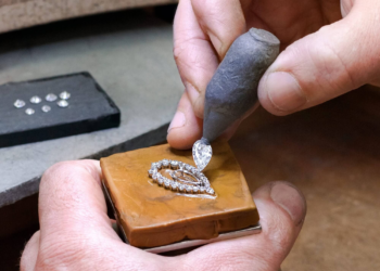 Aura Diamonds Jewelry Store: Where Elegance Meets Expert Craftsmanship